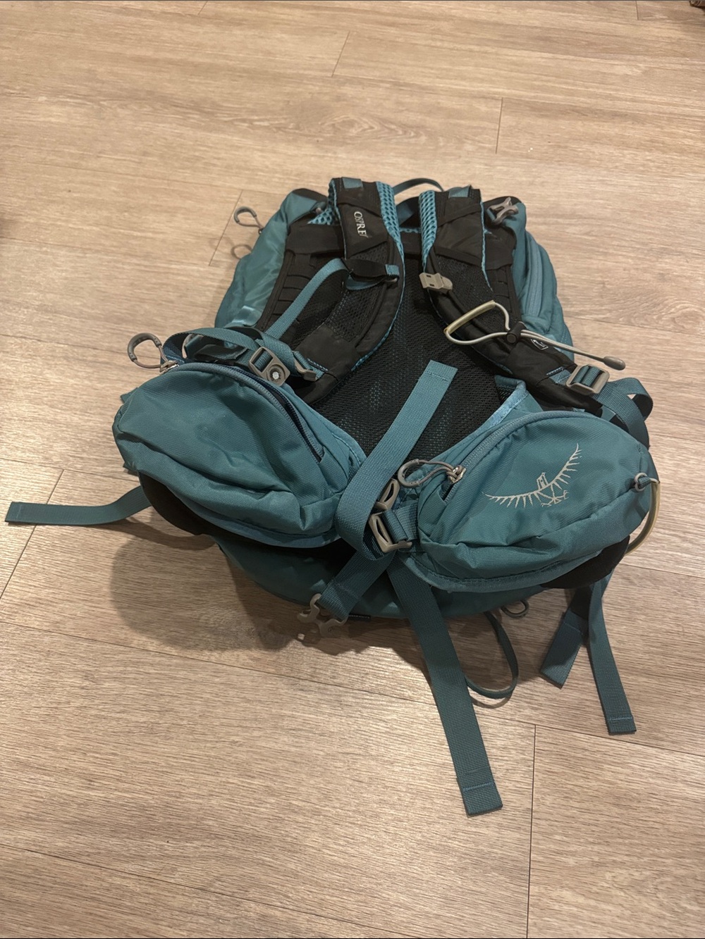Osprey Mira 22 Women's Hiking Hydration
Backpack - Like New - Picture 2 of 5